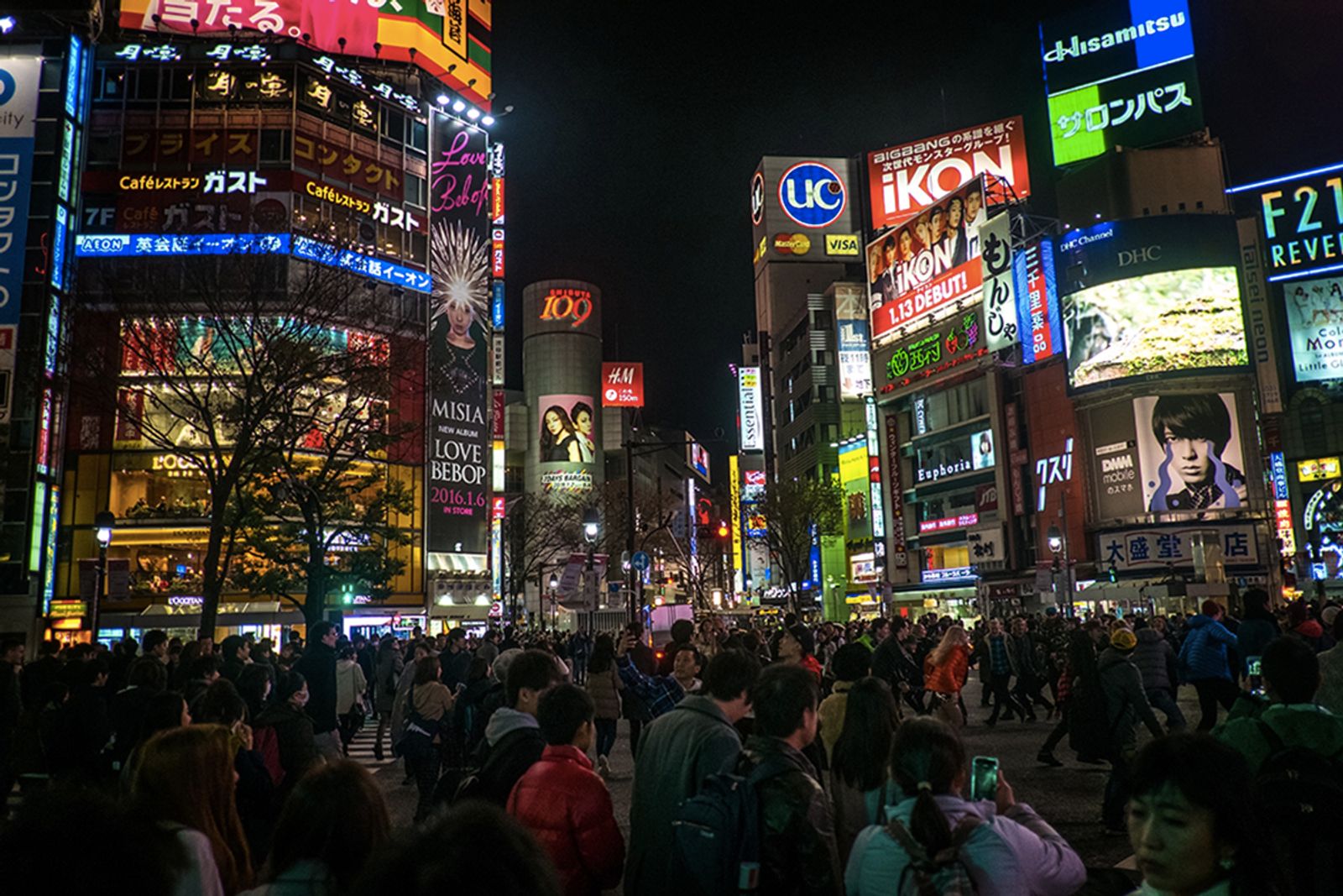 © Isabella Borrelli - The largest road crossing in the world is that of Shibuya, Tokyo, one of the favorite areas of teenagers.