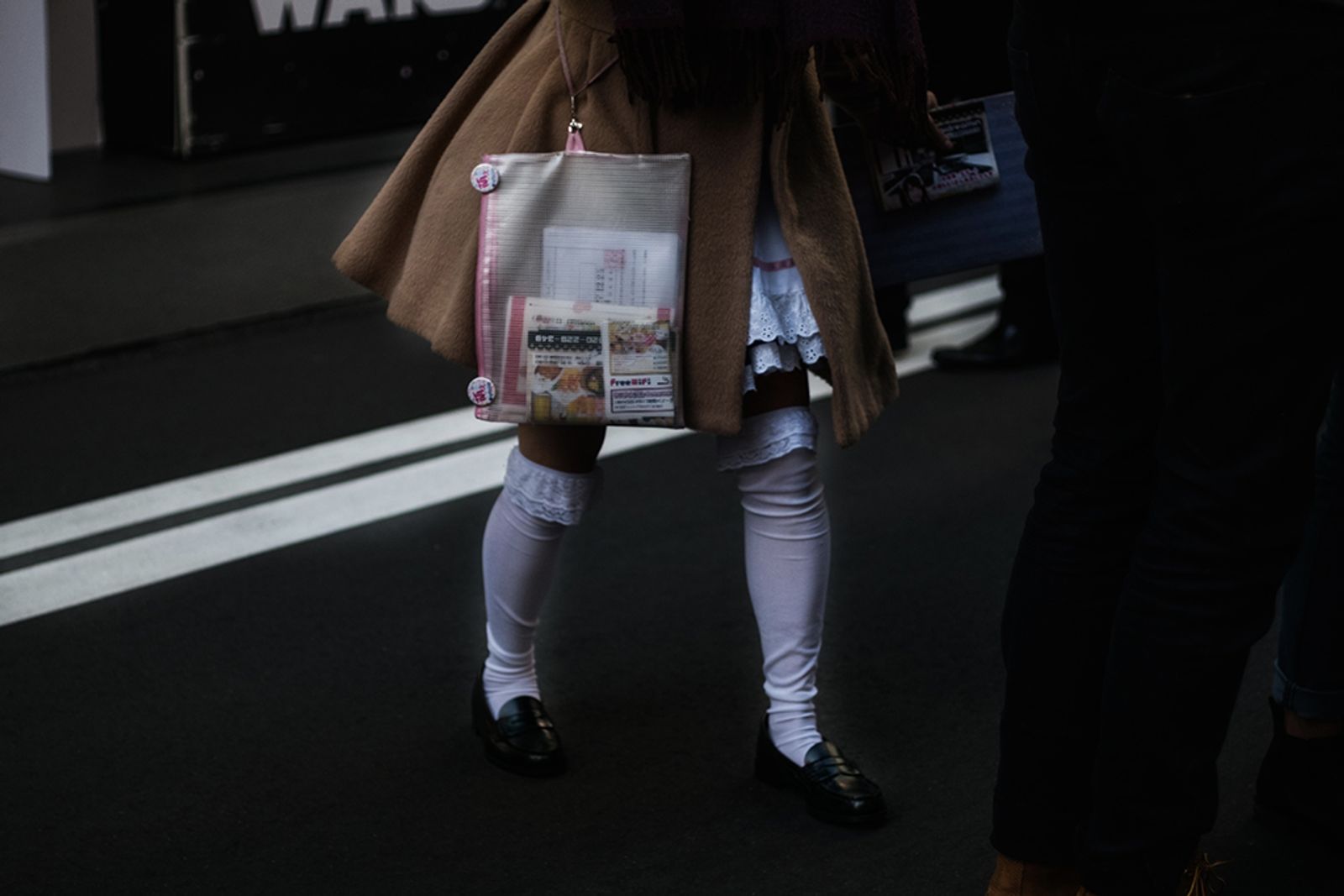 © Isabella Borrelli - A girl approaches a potential customer dressed in candy goth, a "pastel" version of gothic Lolita.