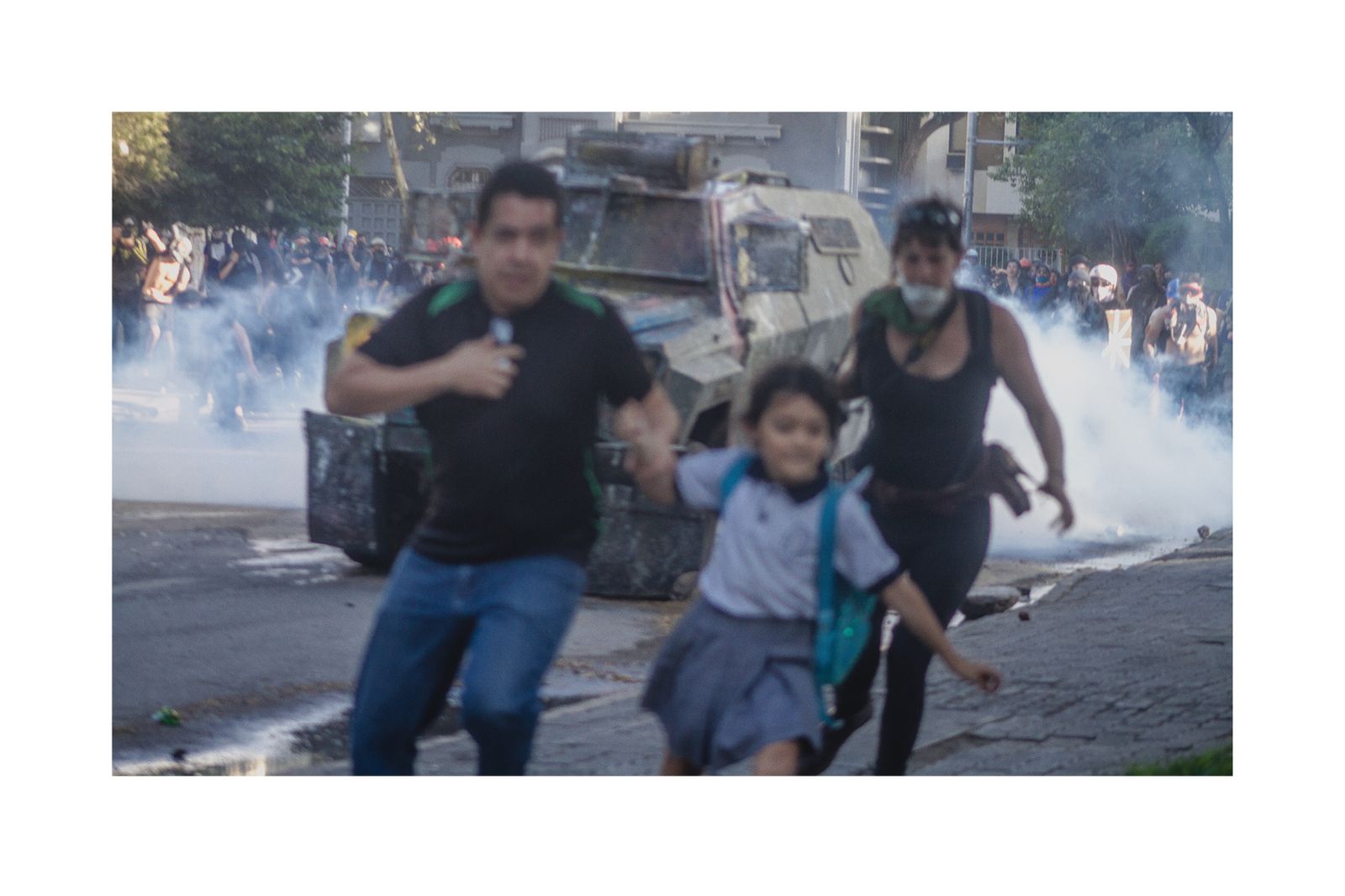 © Matias Cortez - family runing away from the police gas car