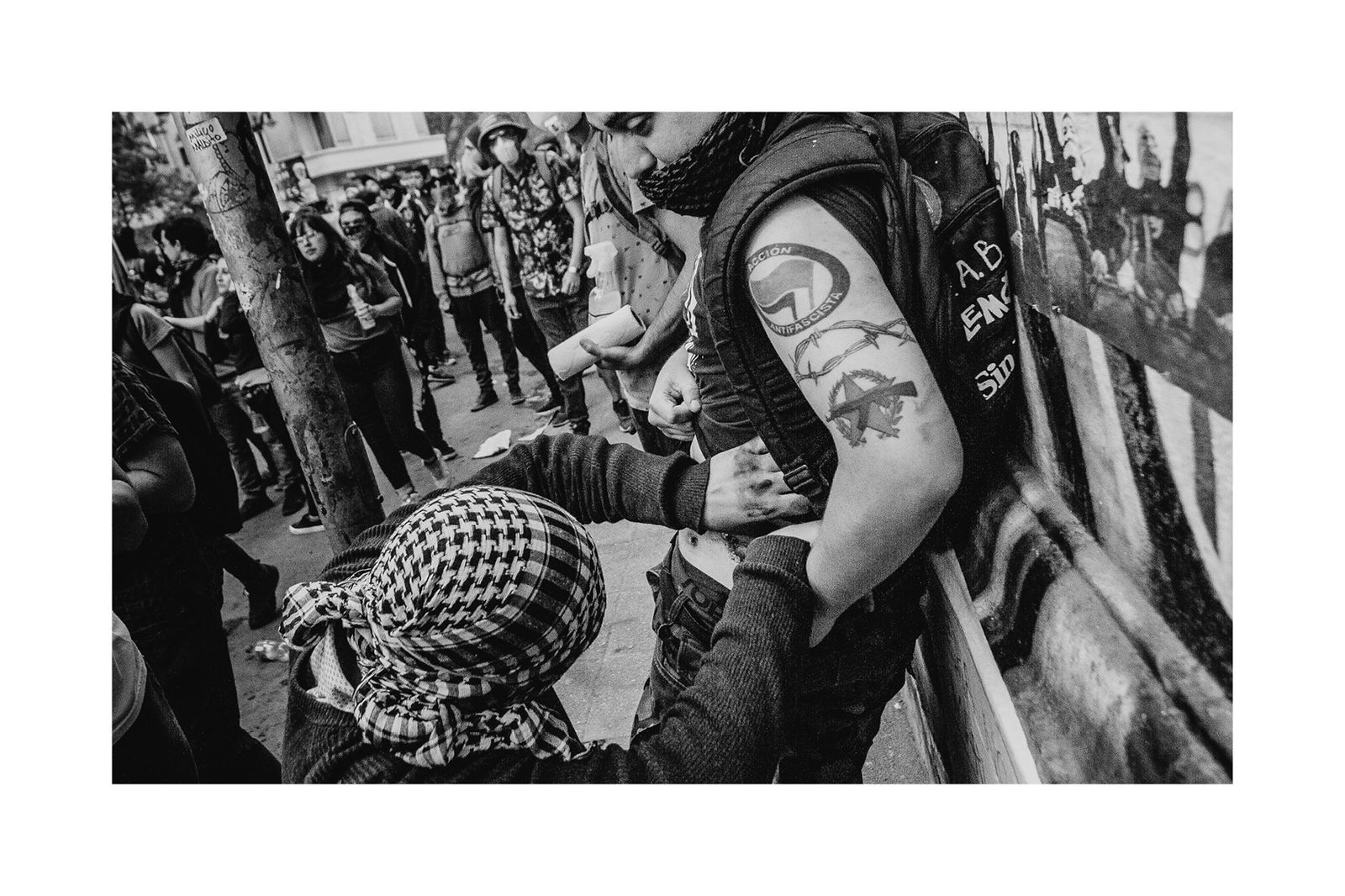 © Matias Cortez - Demonstrator looking for a rubber bullet in one leg