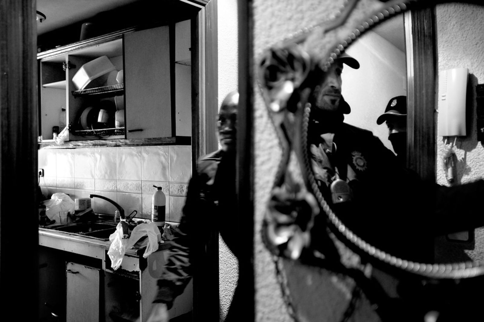 © Olmo Calvo - National police get into Antonio Tomás´s house beside the judicial commission to evict him. Leganés December 14, 2011.