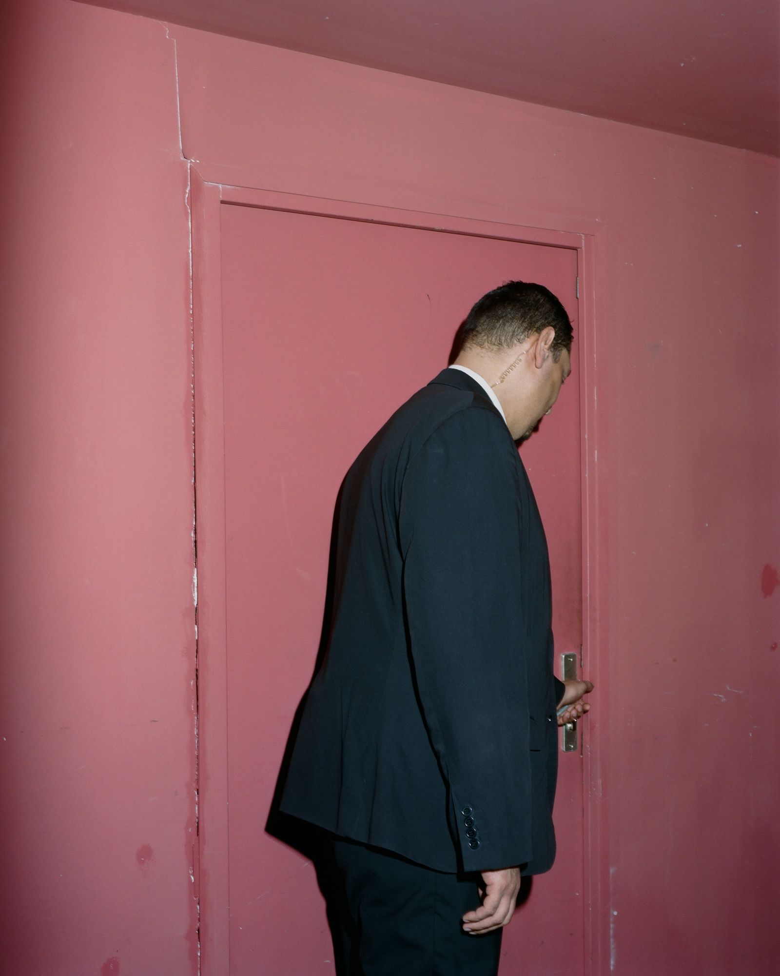 © Henri Kisielewski - Pink Door, (2022). Kodak medium format colour negative film (6x7).