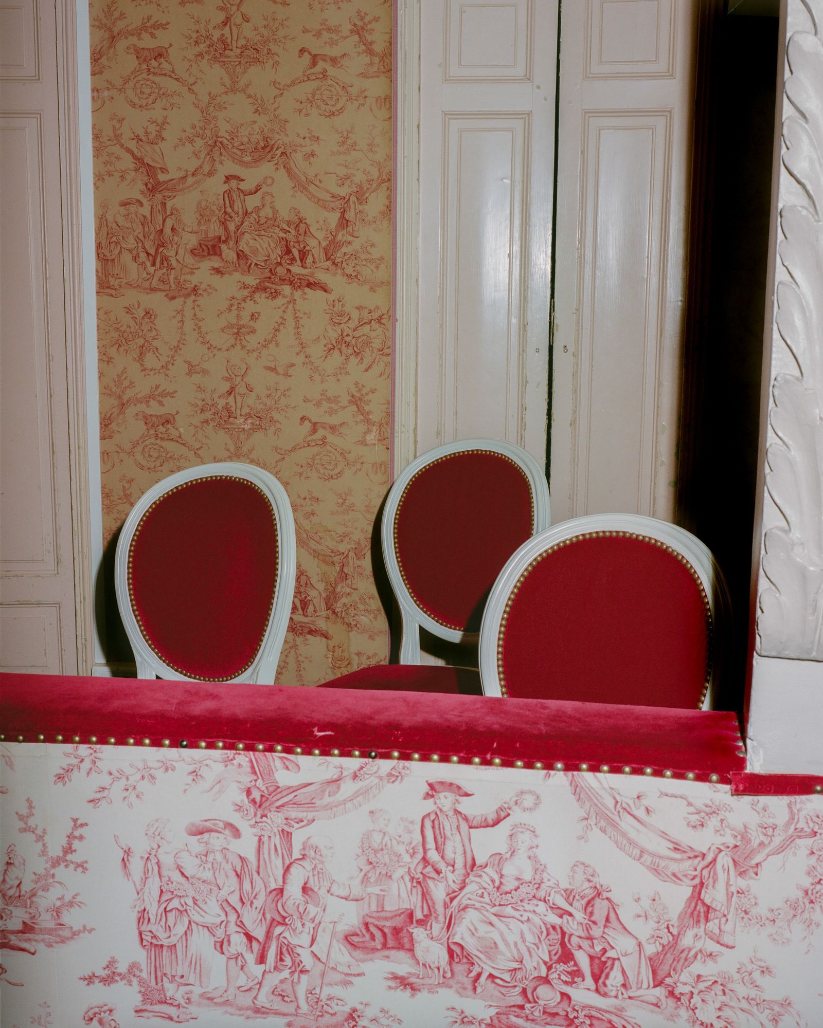 © Henri Kisielewski - Balcony, (2022). Kodak medium format colour negative film (6x7).