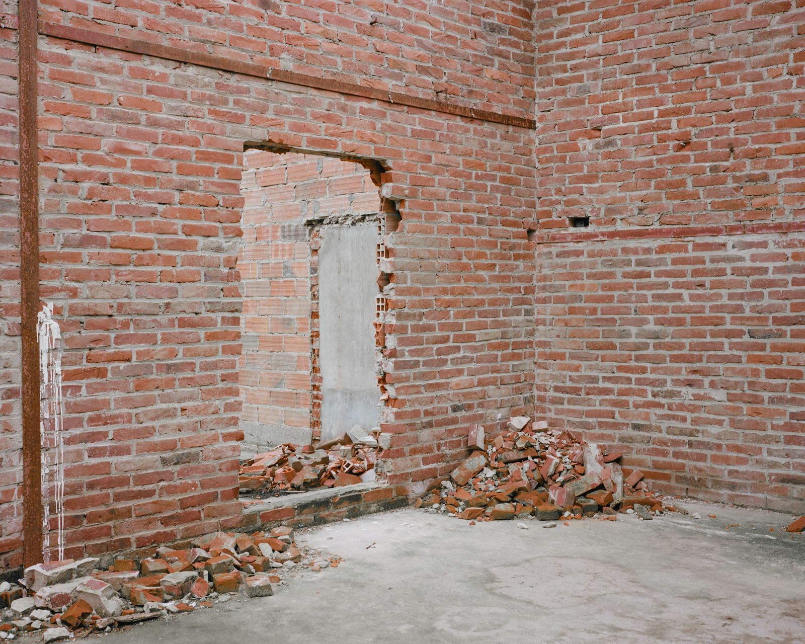 © Henri Kisielewski - Entrance, (2022). Kodak medium format colour negative film (6x7).