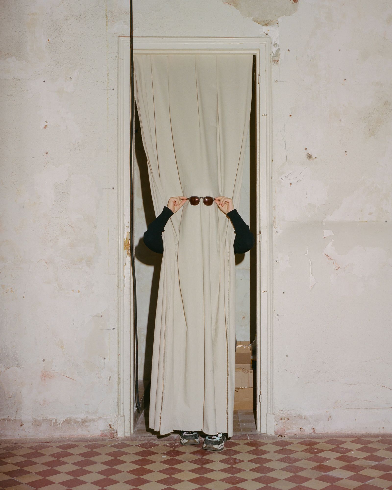 © Henri Kisielewski - Ghost Story, (2022). Kodak medium format colour negative film (6x7).