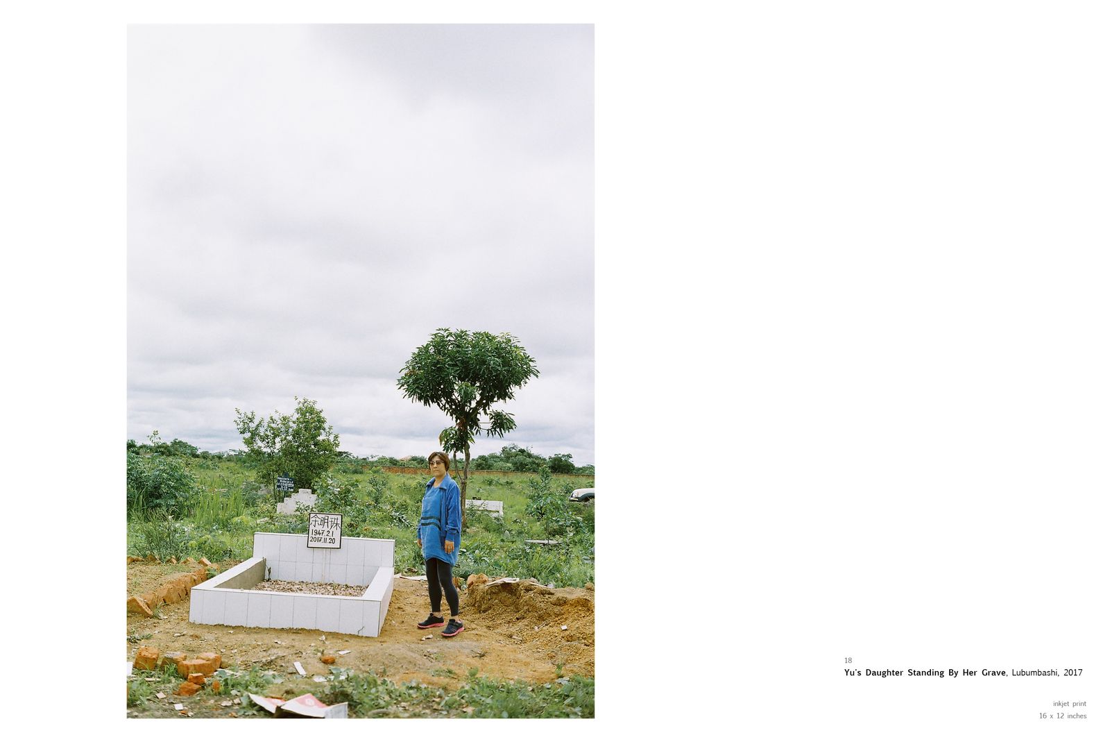 © Senjie Zhu - Yu's Daughter Standing By Her Grave, Lubumbashi, 2017