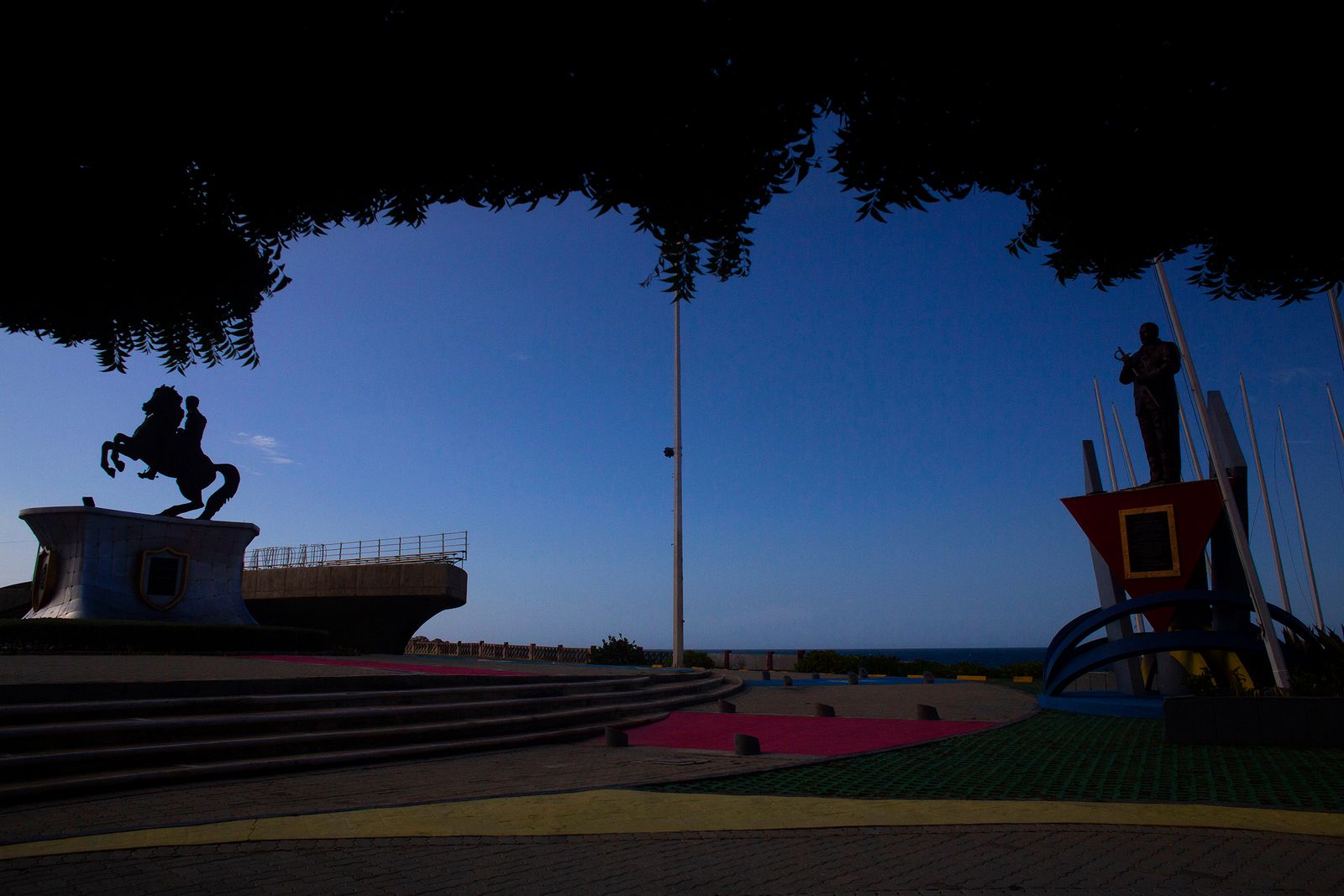 © Freisy González Portales - Image from the Behind that blue and red (Detrás de ese azul y rojo) photography project