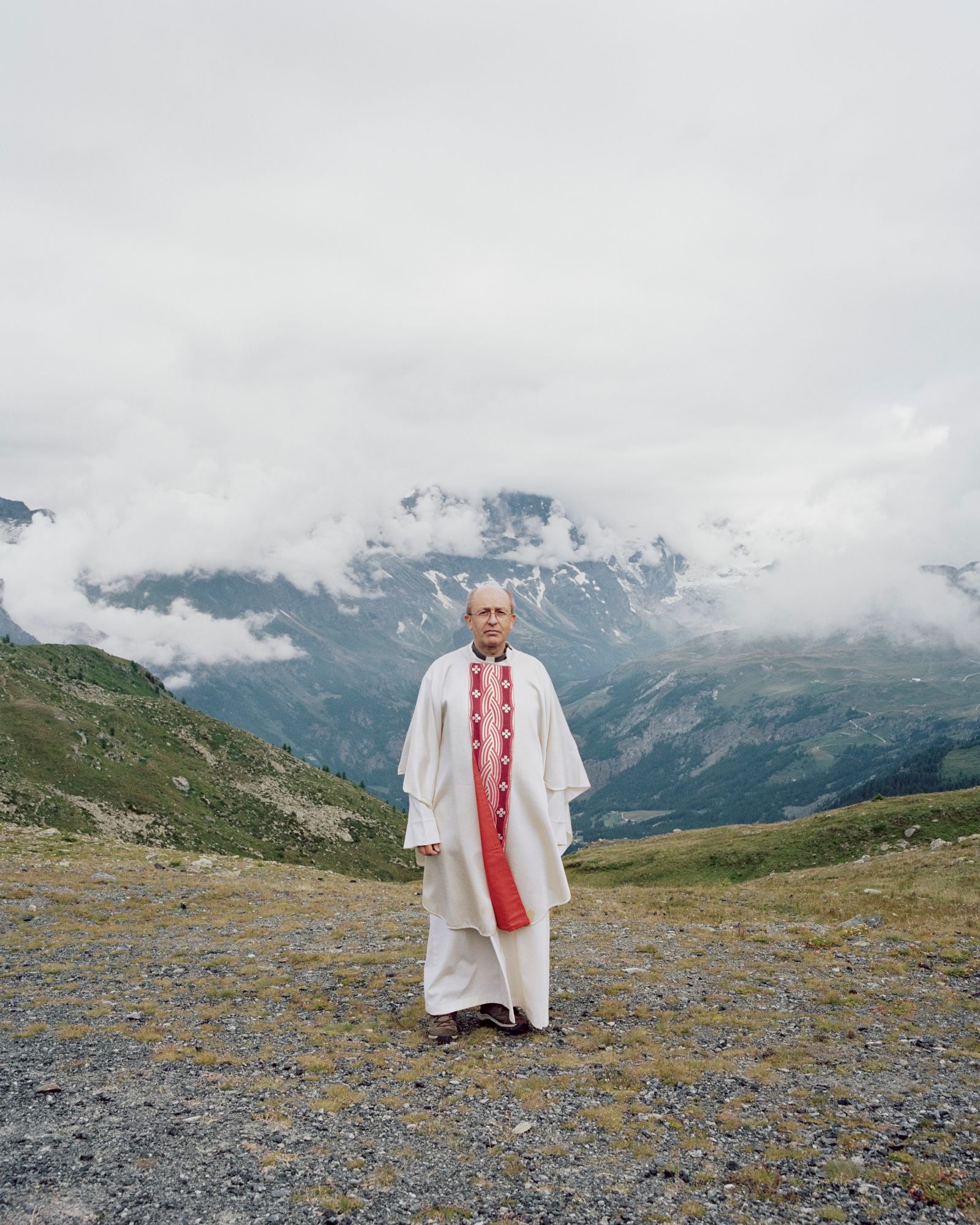 © Nola Minolfi - Father Bartolo, once a week, on Saturdays, Chamois’ parish catches the cable-car to celebrate the weekly mass.