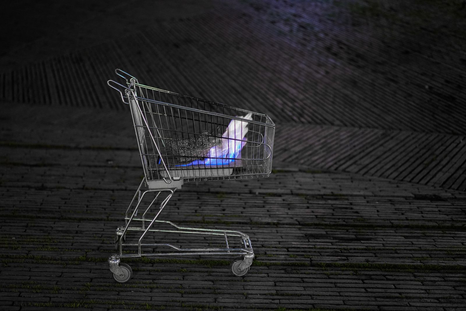 © Ting Miao - A burning shopping cart in the street