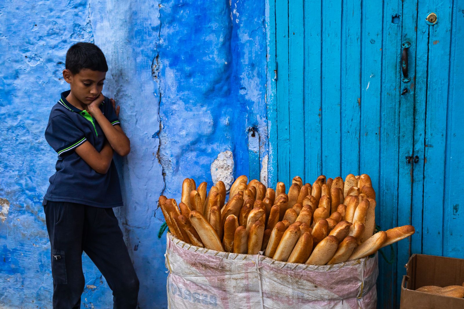 © Amadeu Martinez Silvoso - Boy selling bread