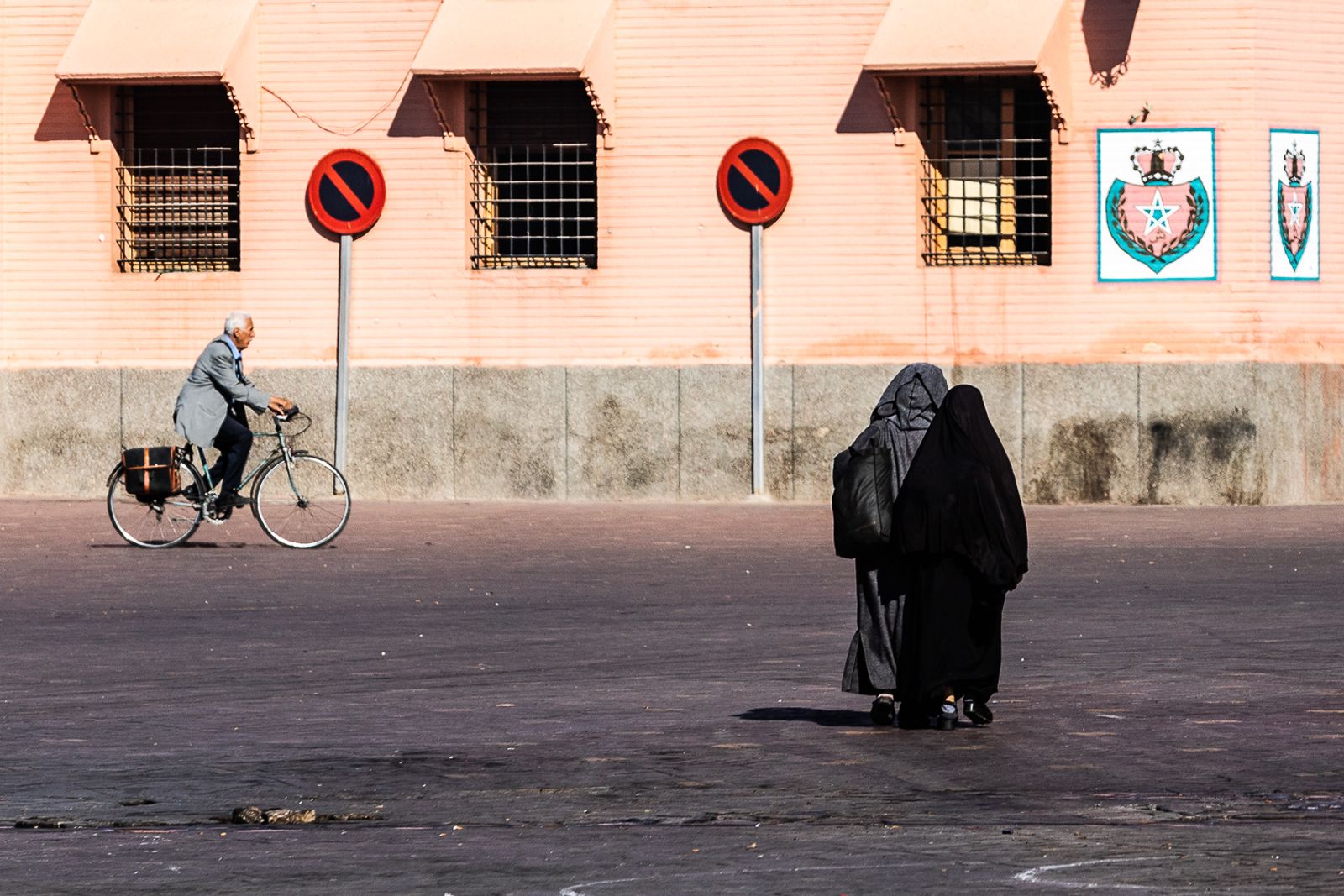 © Amadeu Martinez Silvoso - Women of burka and old cyclist