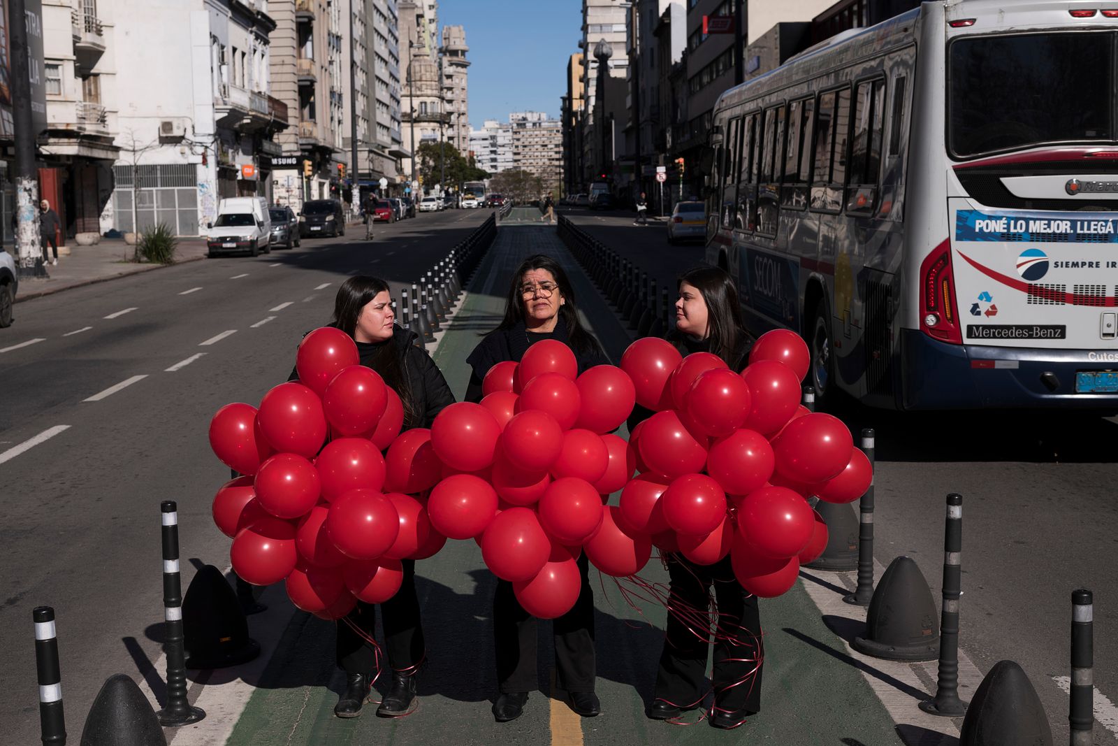 © Francisca Angelica Vivo - Dahiana, Sandra y Valentina, Av. 18 de julio, Montevideo.