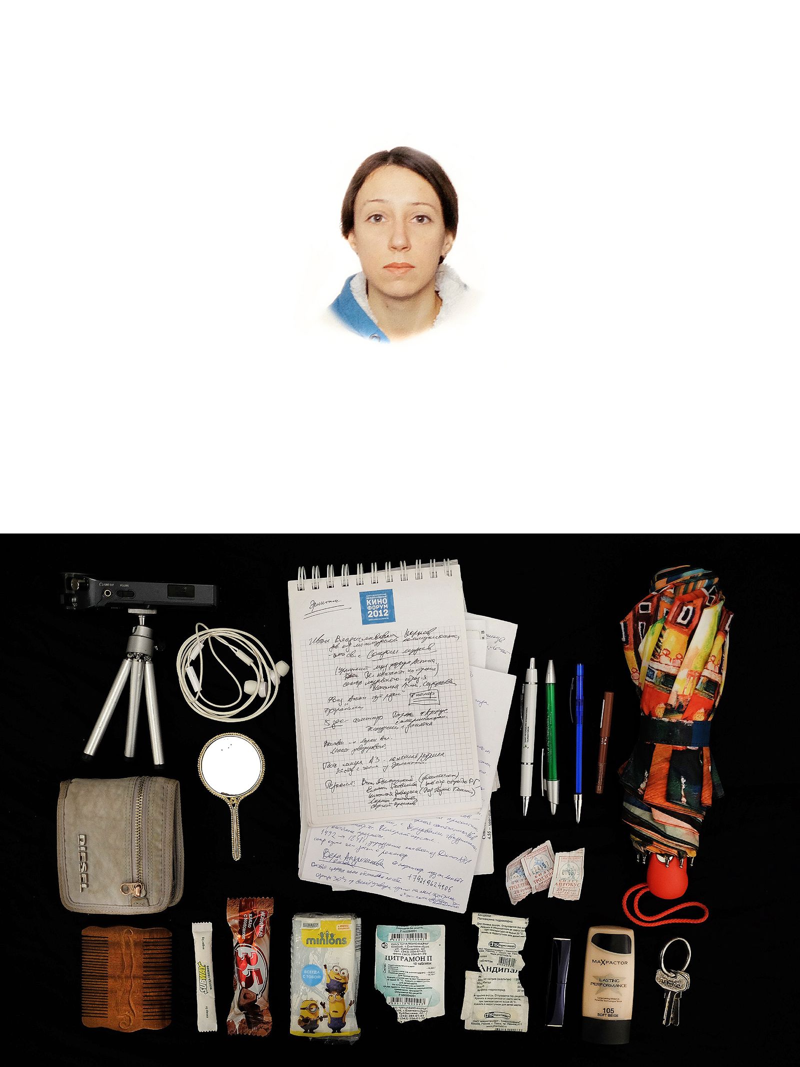 © Sergei Stroitelev - Katya, 37 years old, journalist and the contents of her bag.