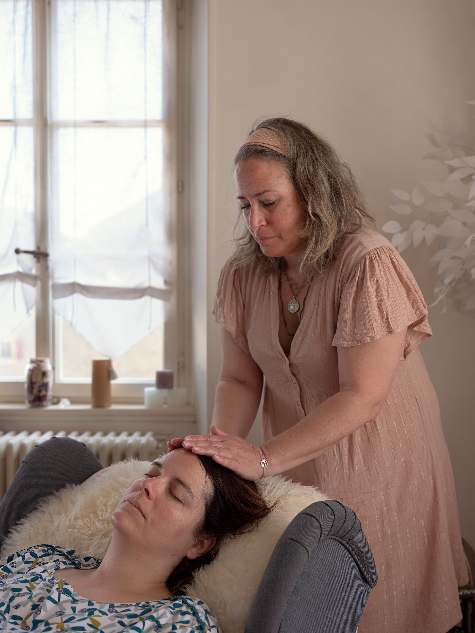 © Izabela Jurcewicz - End-of-Life Doula Vanessa with Coralie, whose mother she assisted at her end-of-Life