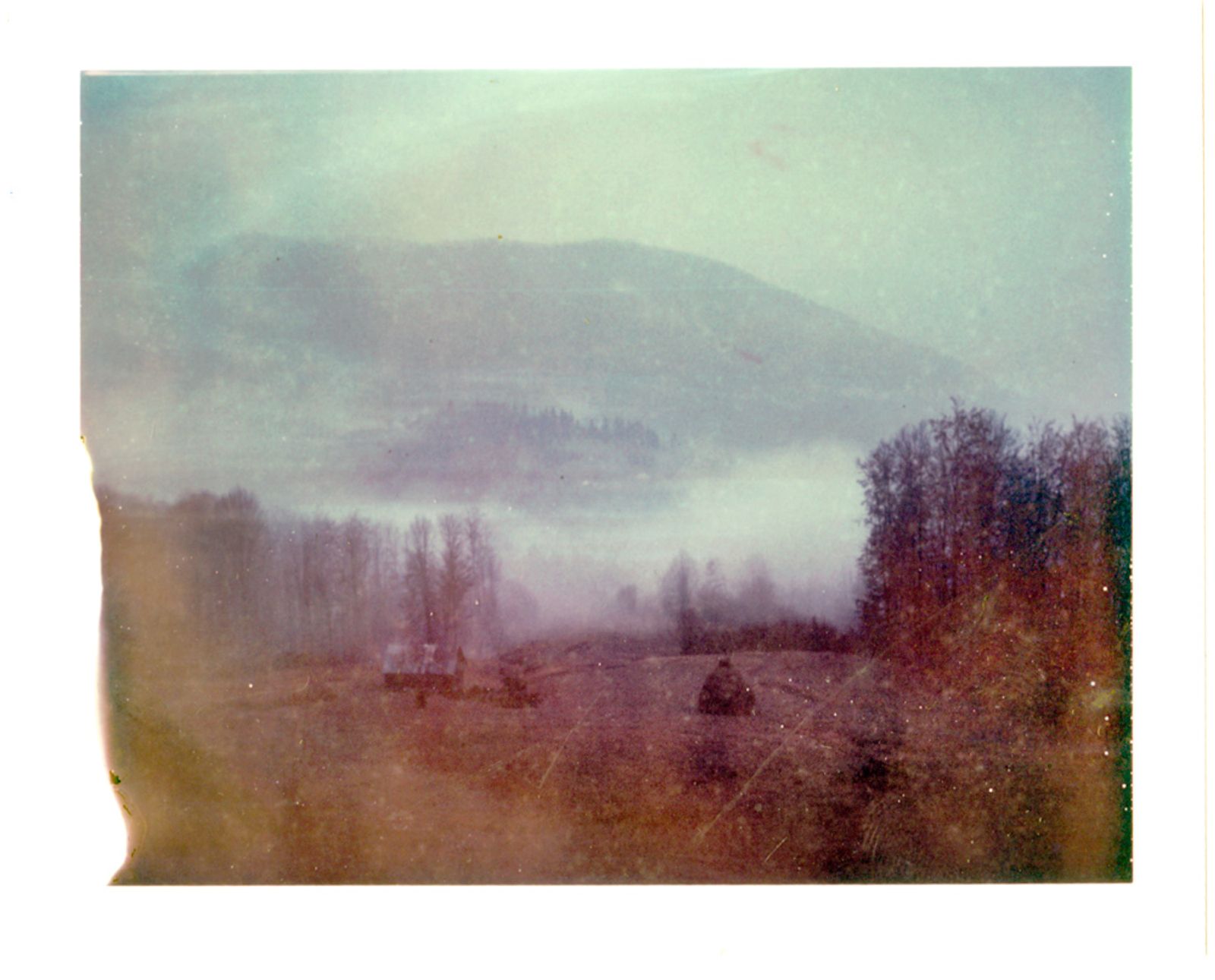 © Laura Pannack - Expired Polaroid Viseu de sus –2013 The land