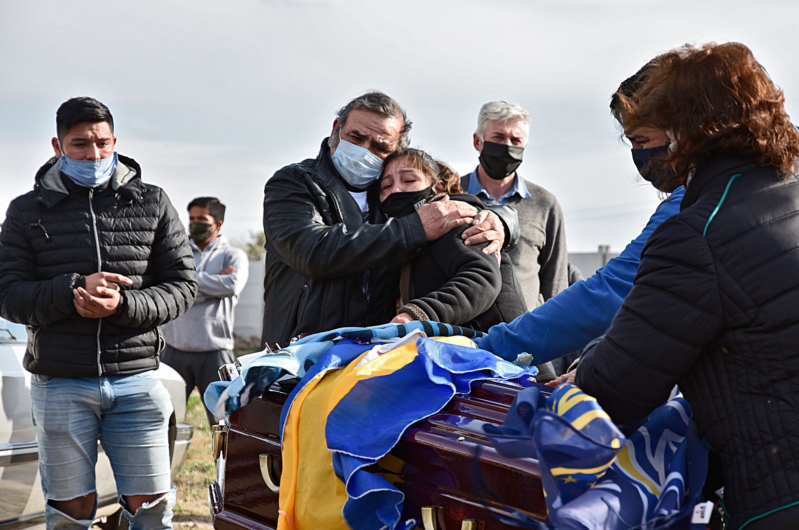 © Horacio Culaciatti - Envueltos en una bandera de Boca, inhumaron los restos de Facundo Astudillo Castro en el cementerio de Pedro Luro.
