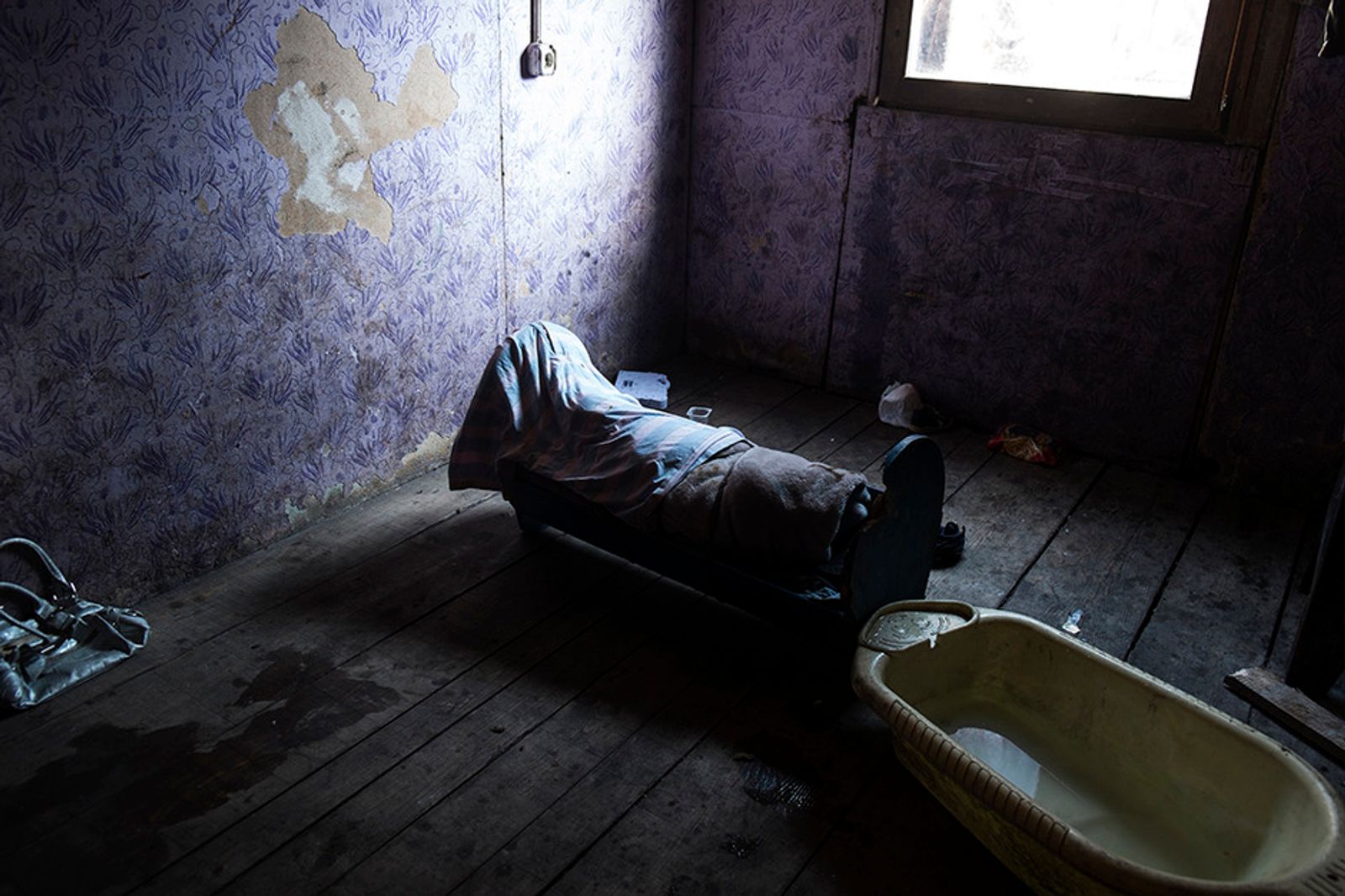 © Gianmarco Maraviglia - Camp Konic, Podgorica, Montenegro. A little sick child is sleeping in a shack with no water, covered with a veil.