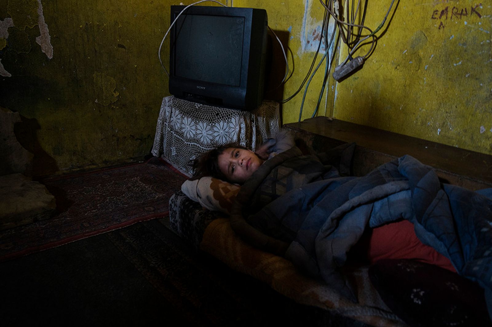 © Gianmarco Maraviglia - Camp Konic, Podgorica, Montenegro. A sick little girl is sleeping in one of the poorest shack of Konic 1.