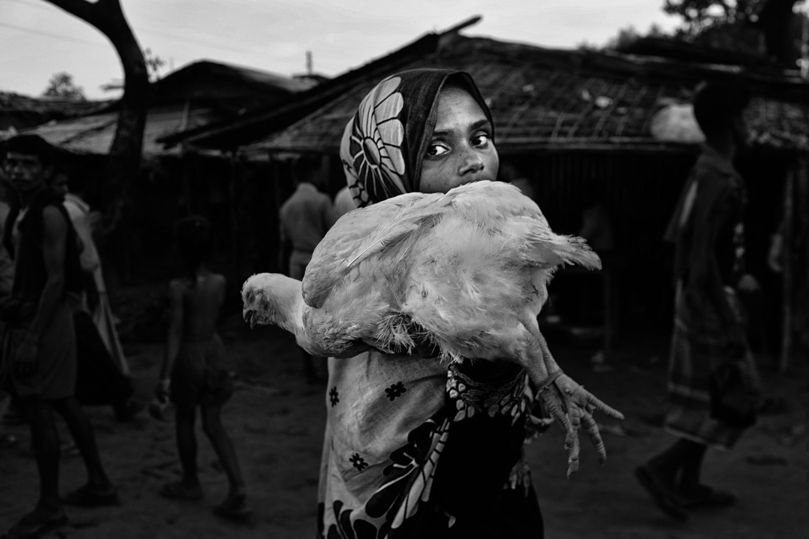 © Mohammad Rakibul Hasan - A Rohingya refugee woman has bought a chicken from the nearest bazaar.