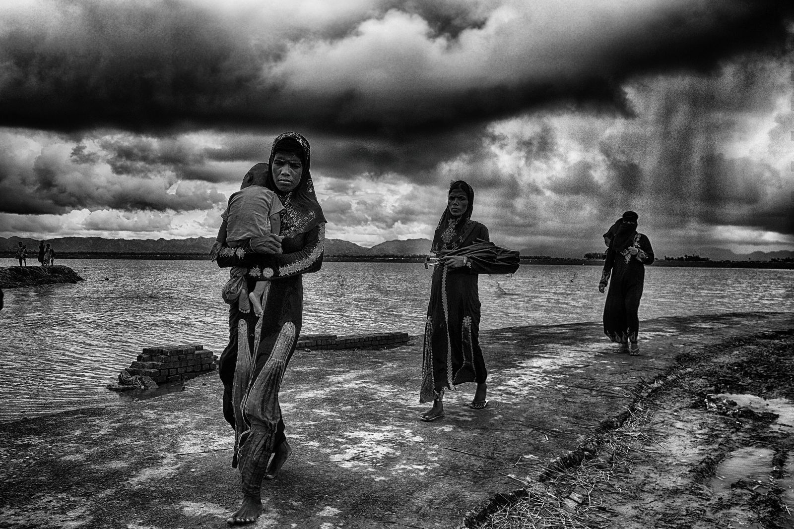 © Mohammad Rakibul Hasan - Rohingya refugees are entering Bangladesh from Myanmar with empty hand and bare foot.