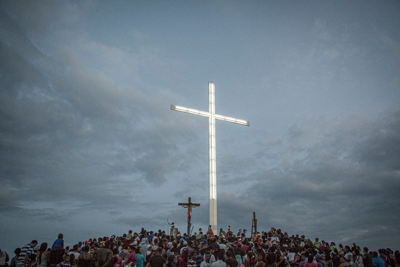 © Fabiola Ferrero - People gather in Petare, Caracas, during Wholy Week celebrations.