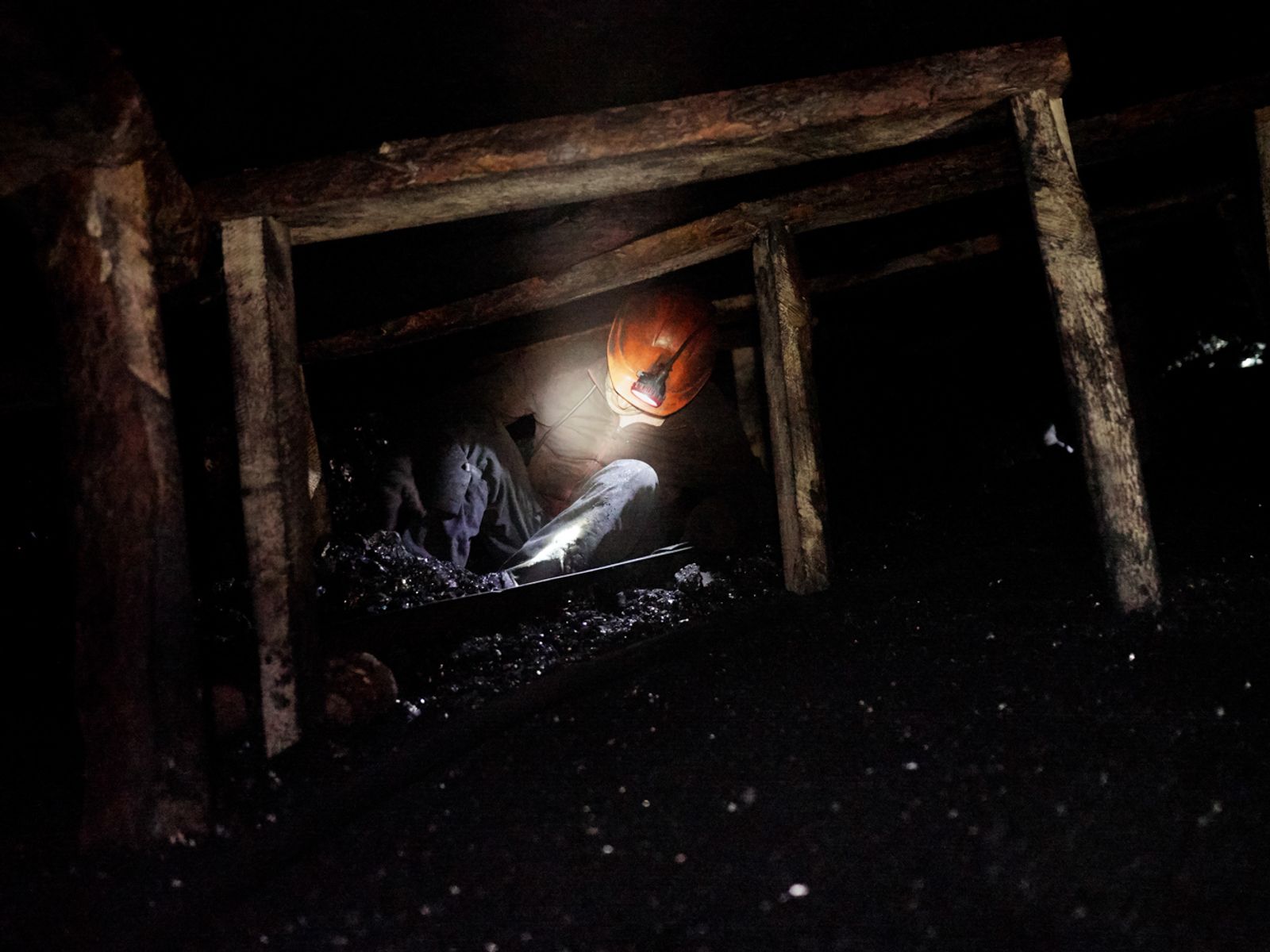 © Alfredo Bosco - Ukraine; Donbass Region; Torez; 2017 Coal miner working in an illegal coal mine.