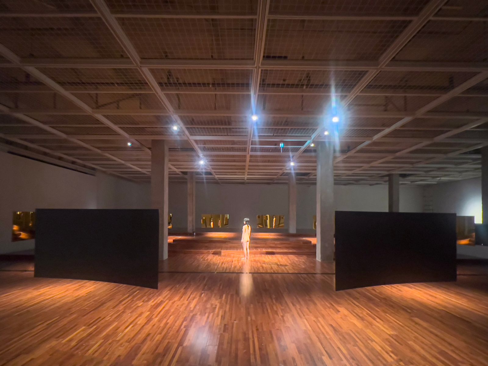 © SEULKI Ki - process_Geist in the exhibition, 2024, UV print on gold acrylic mirror, 178.5 x 88.5cm (set of 12)