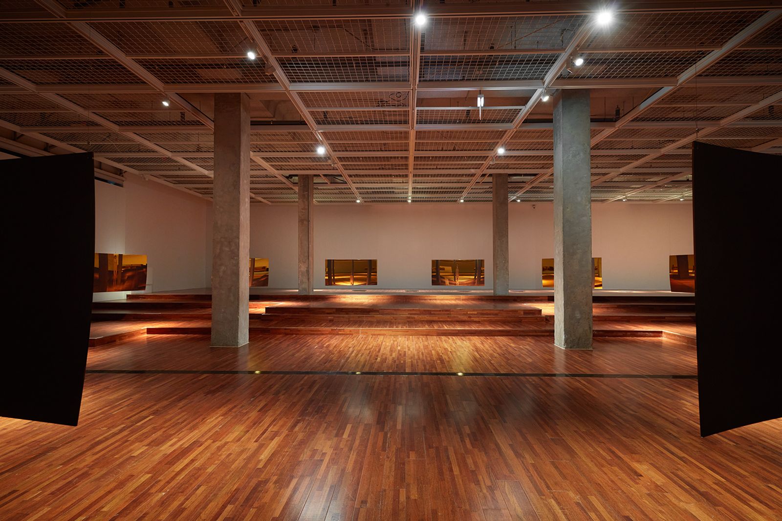 © SEULKI Ki - Installation view_Geist in the exhibition, 2024, UV print on gold acrylic mirror, 178.5 x 88.5cm (set of 12)