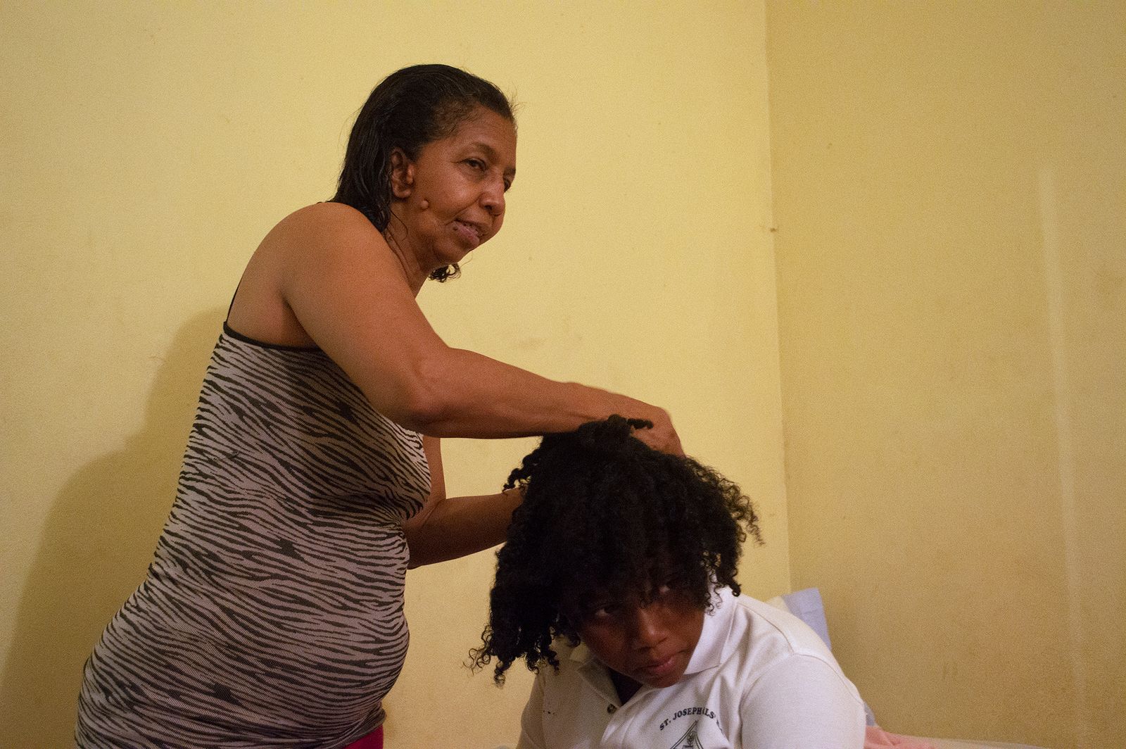 © Johanne Rahaman - My sister Dianne Miller combs the hair of her granddaughter Mya, as she prepares for school. San Juan,Trinidad 2016