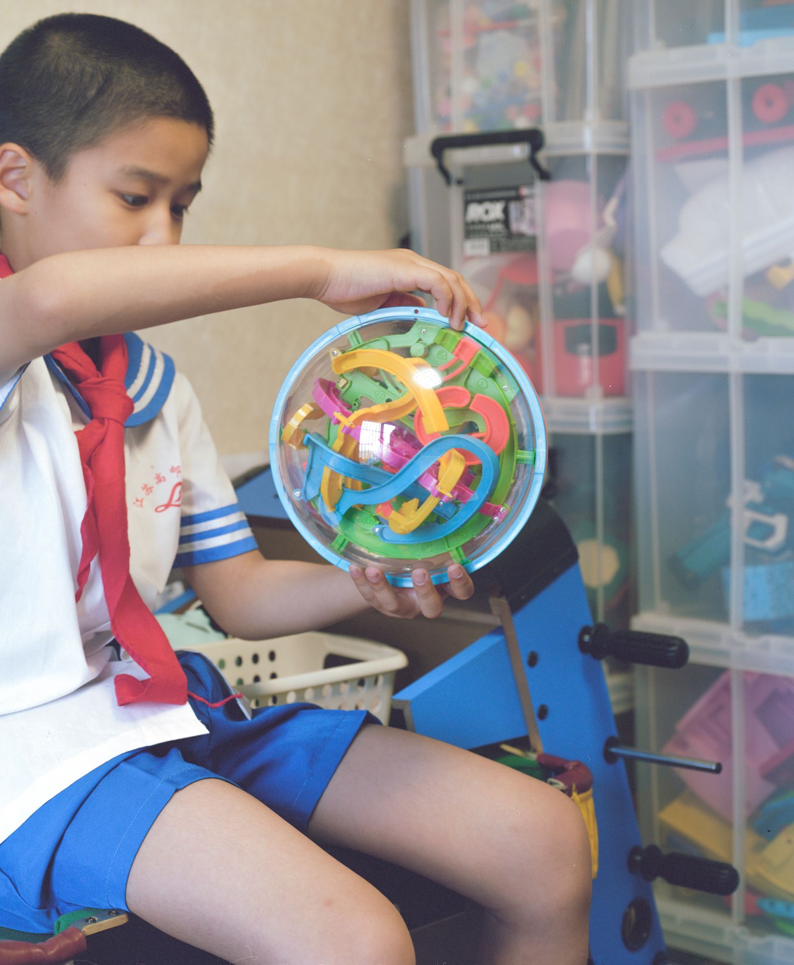 © Yan Shi - A Chinese elementary school students hold a 3D maze toy