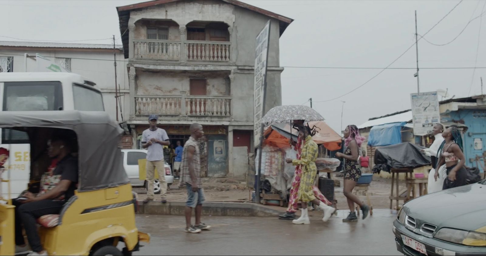 © Priscillia Kounkou Hoveyda - Boi, Aya and friends take the city. Freetown, Sierra Leone.