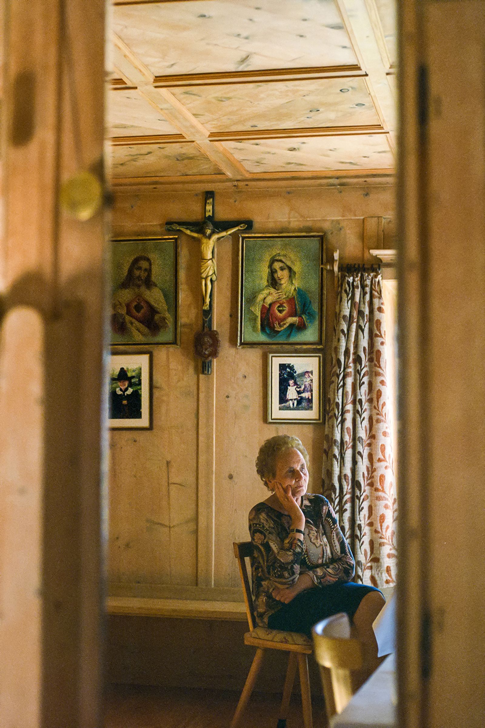 © Claudia Mann - Anna Crazzolara, 79, in her stüa, a family room heated by a stove, where she sews and prays.