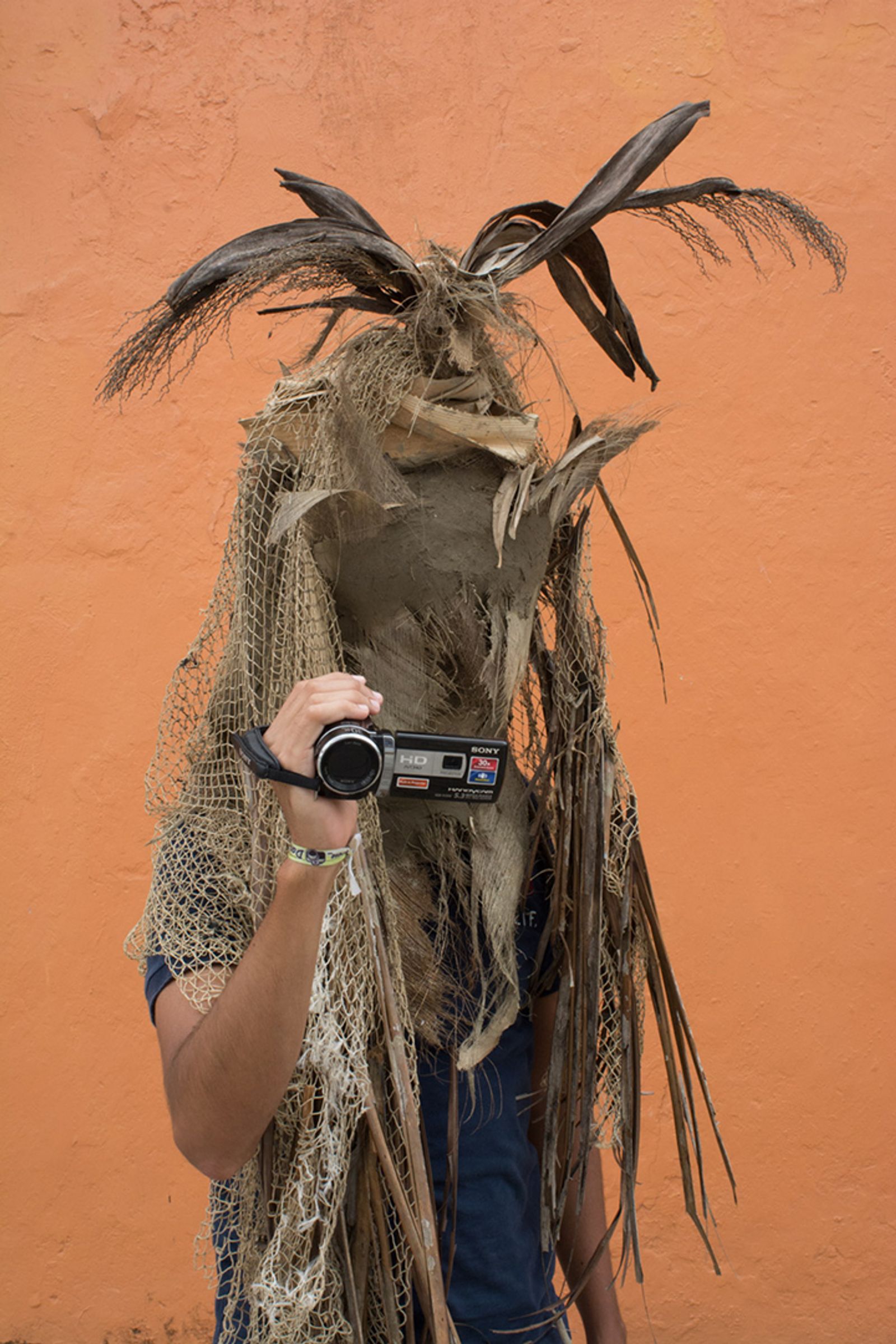 © Emilio Nasser - The construction of the mask was made with organic elements coming from the margin of the river.