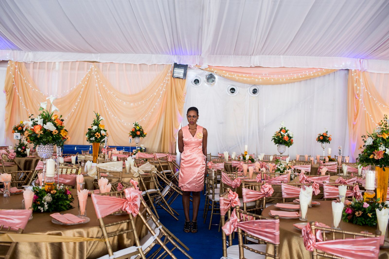 © Glenna Gordon - A hostess prepares for a wedding in Lagos, Nigeria. The wedding industry in petrol-rich Nigeria is big business.