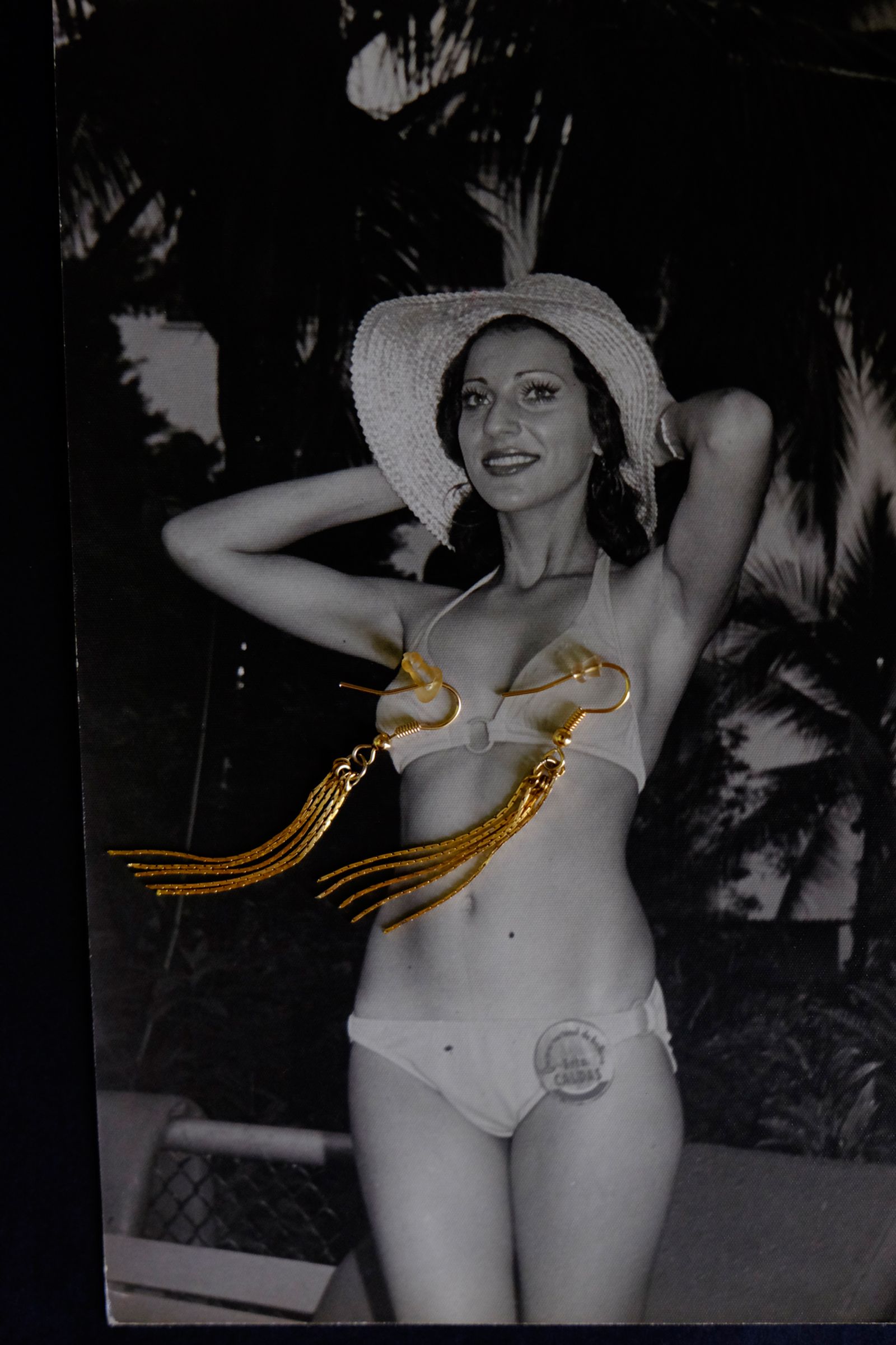 © Santiago Escobar-Jaramillo - An archive photo showing a parade during the beauty pageant contest is intervened with a pair of golden earrings.