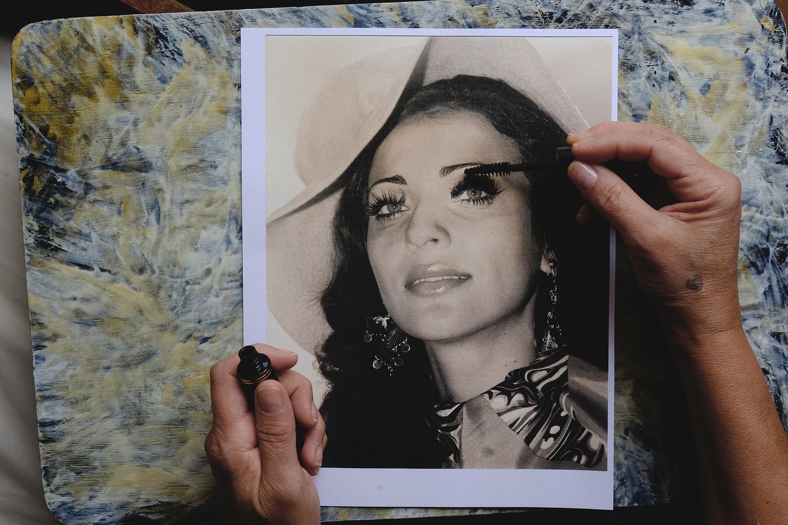 © Santiago Escobar-Jaramillo - Olga Lucía retouches with eyelash a photo in her youth. 2016.
