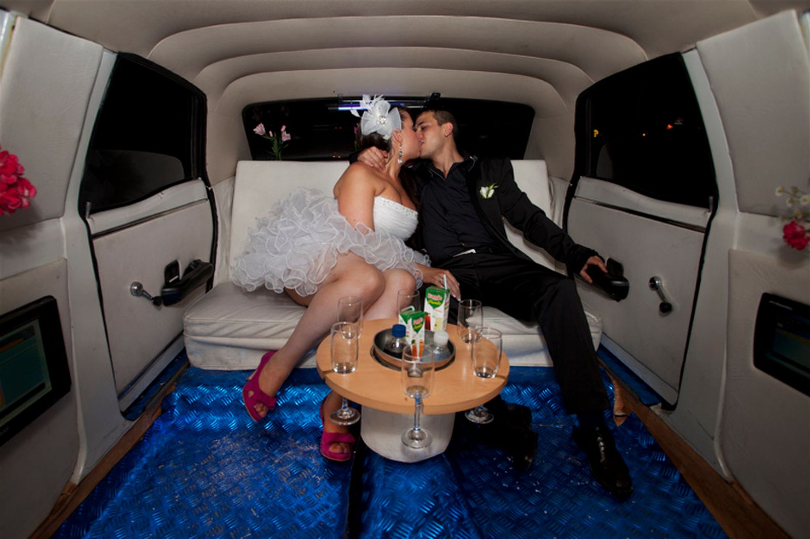 © Myriam Meloni - Ivonne and Leo, make in the limousine the road that will take them to the church on the day of their marriage.