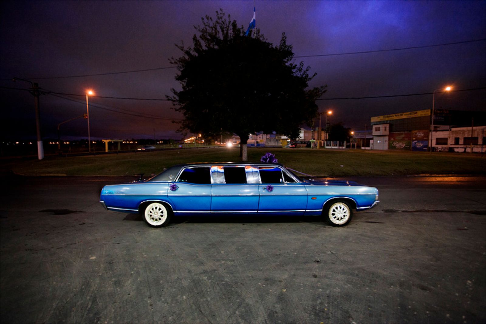 © Myriam Meloni - A Ford Fairlane from 1972, transformed into a limousine, wanders around the streets of Buenos Aires.