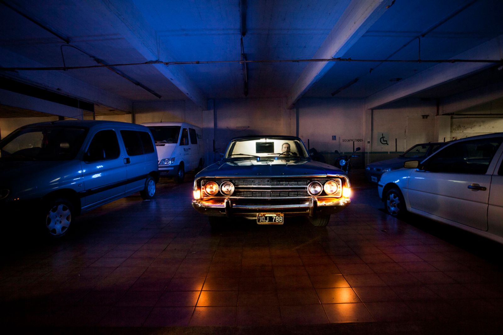 © Myriam Meloni - In the darkness of the garage, the limousine is once again a normal car.