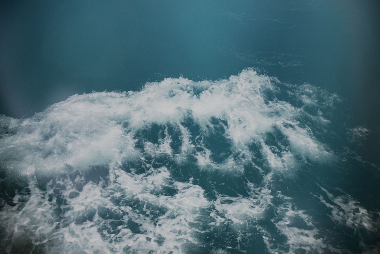 © Jean-Marc Caimi & Valentina Piccinni - Water reels from a ferry in the Bosphorus sea strip dividing European and Asian side of Istanbul.