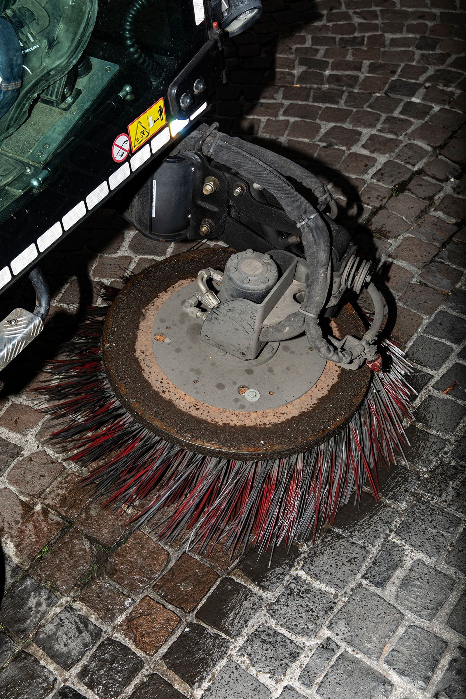 © Lukas Ratius - Sweeper of the municipal waste disposal company during street cleaning in Saarbrücken
