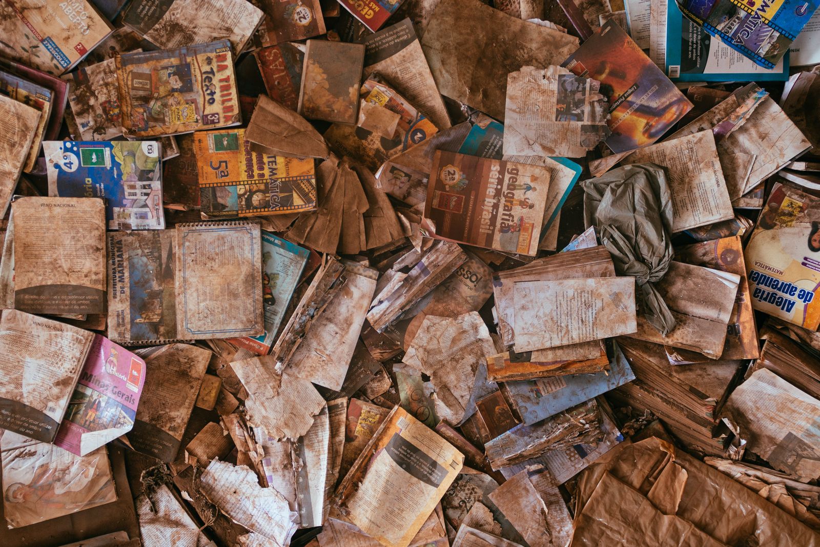 © Fernanda Brandão - The Paracatu de Baixo Municipal School library, which was on the second floor of the school, was also hit by the mud.