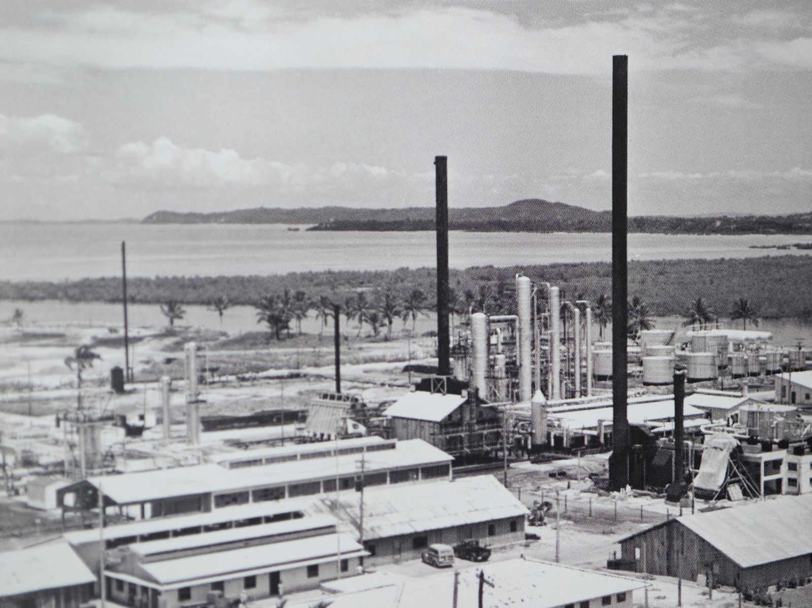 © Tommaso Rada - A detail of an archival image showing the Candeia Refinery at the beginning of its activity.