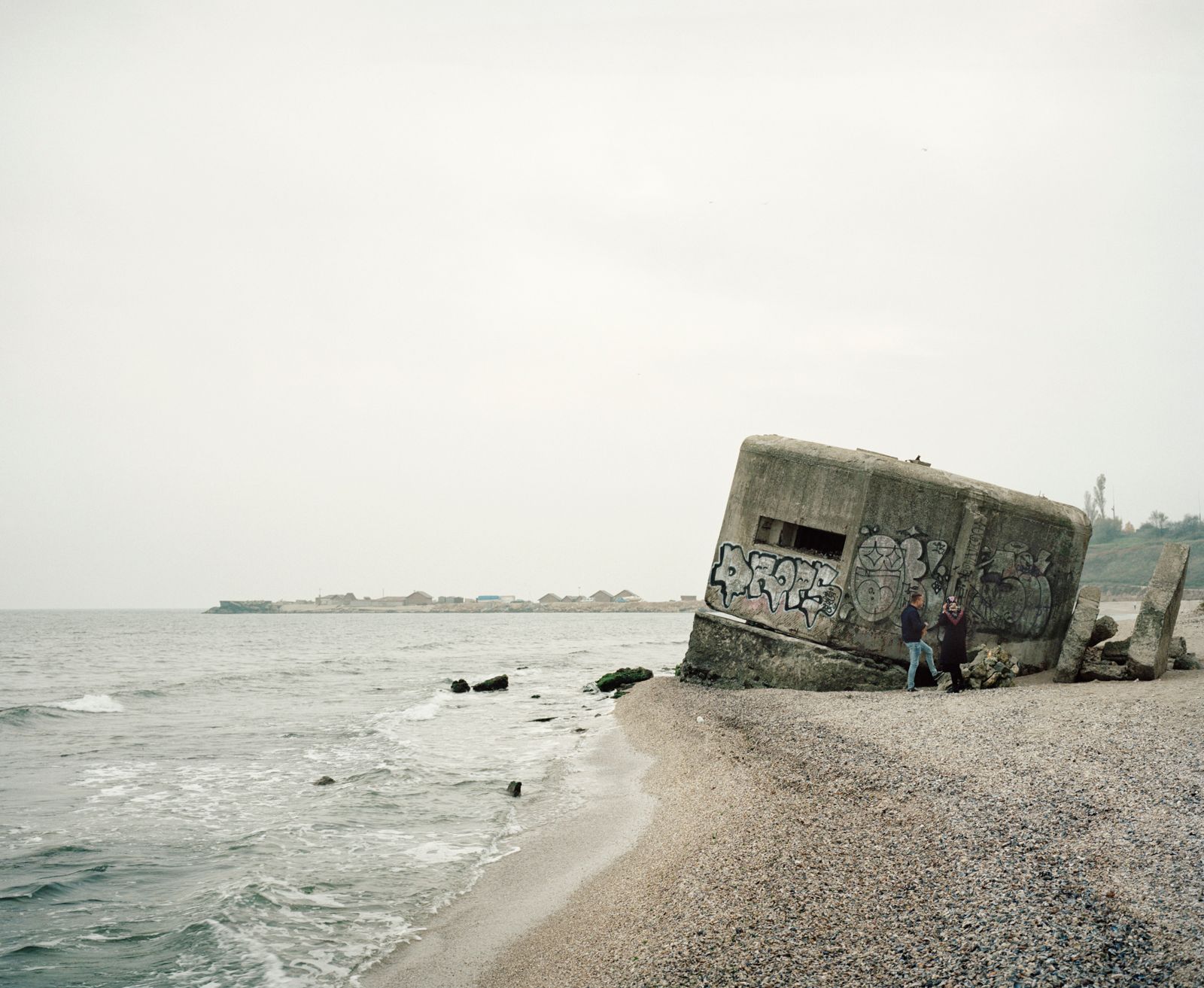 © Tommaso Rada - Romania, Constança. A young couple having some food near an abandoned military bunker