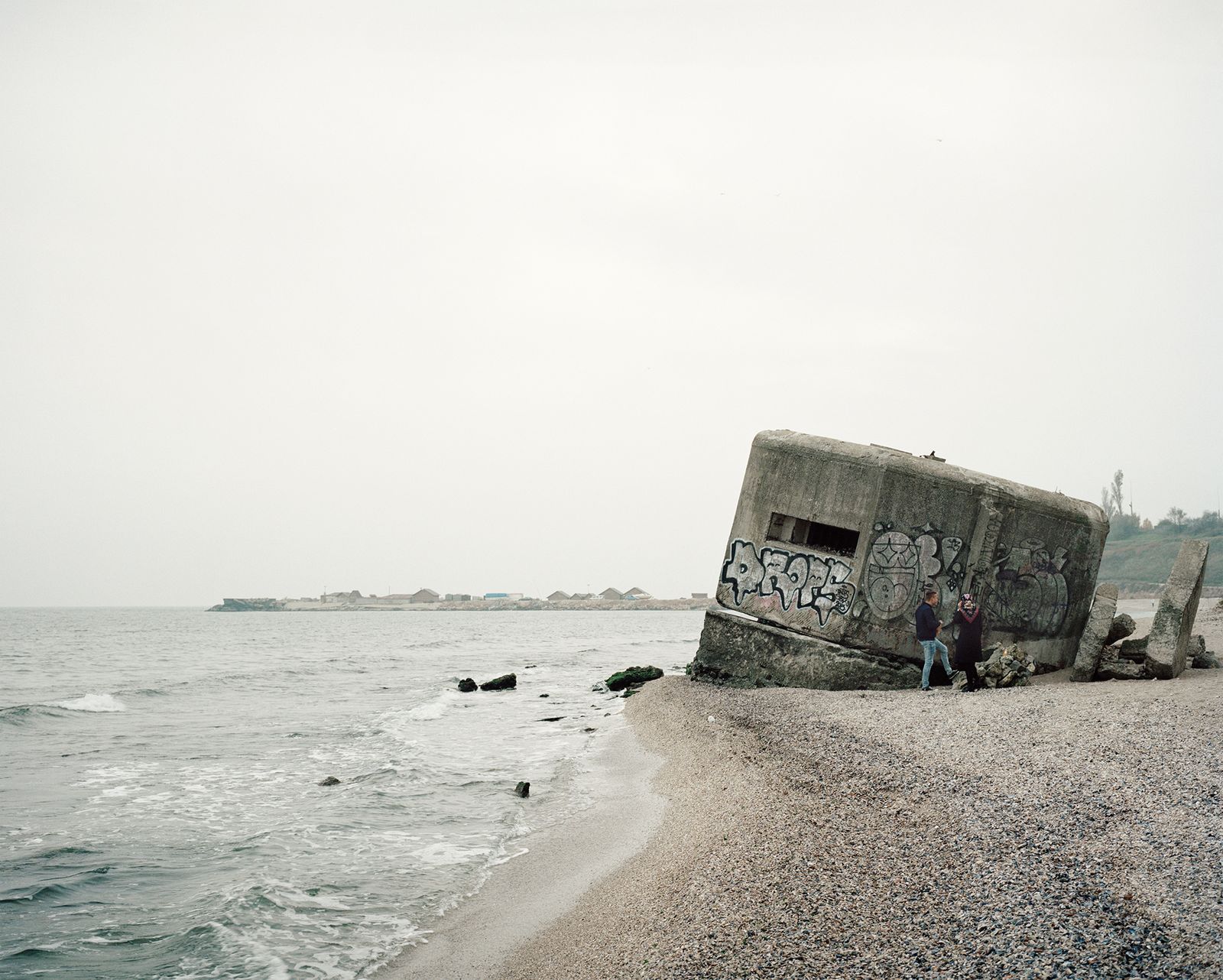 © Tommaso Rada - Romania, Constança. A young couple having some food near an abandoned military bunker.