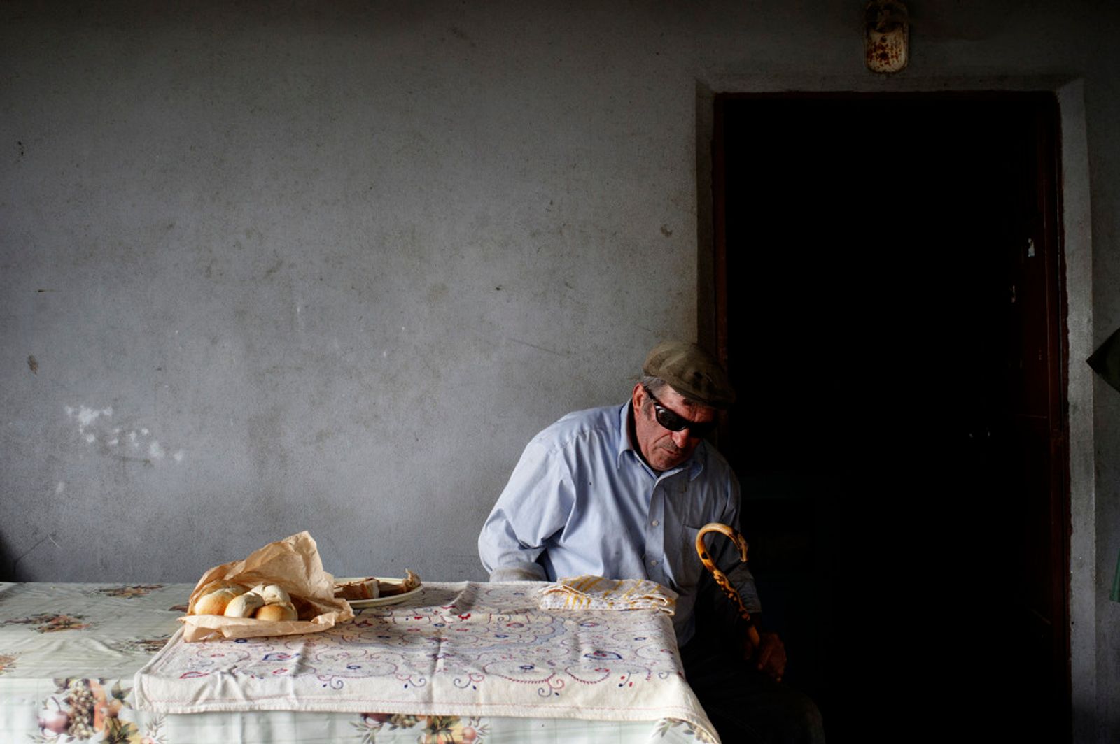 © Tommaso Rada - Mr Portas rest in front of his house, he became blind after an explosion during the war in Angola