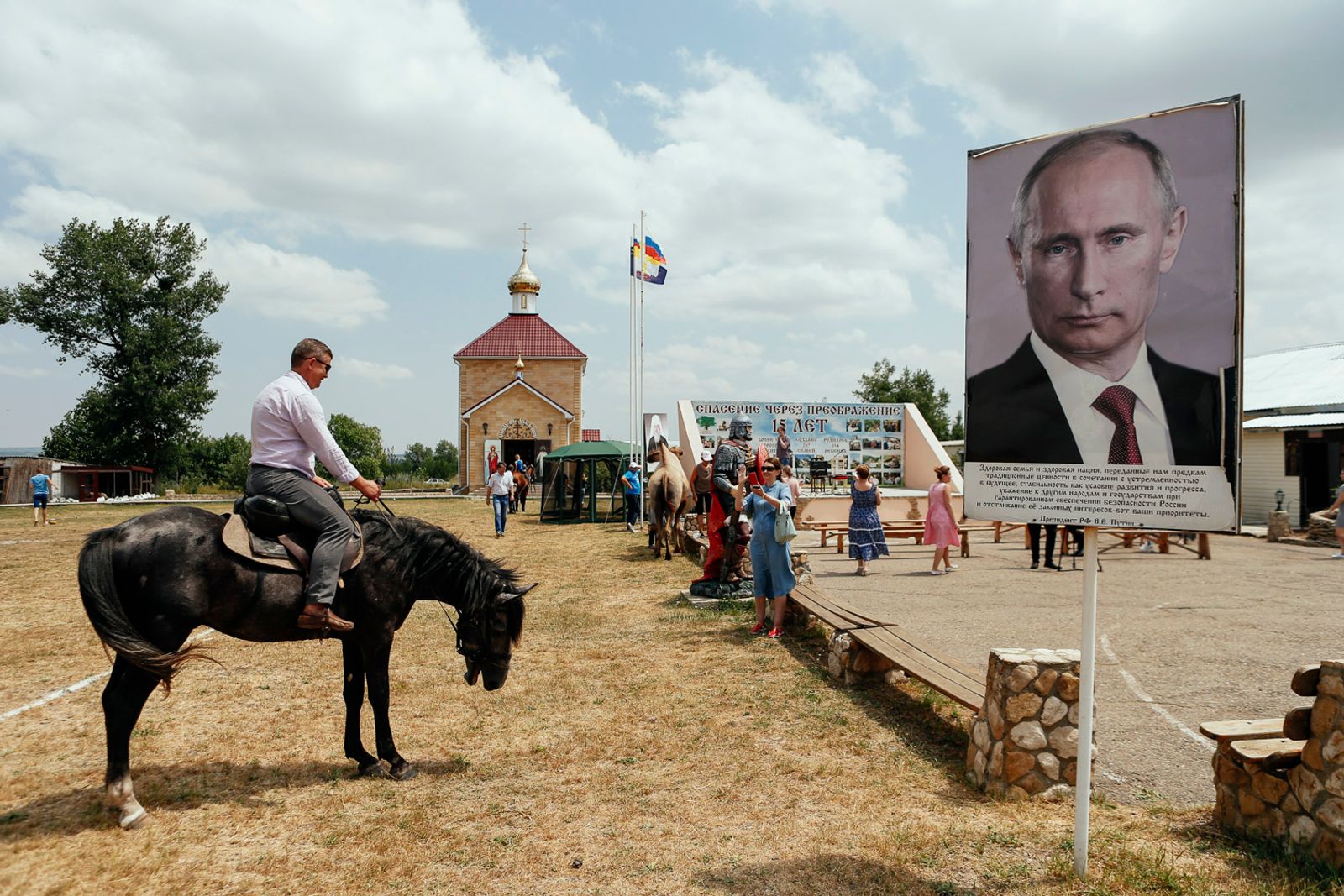 © EDUARD KORNIYENKO - Image from the Walls of Putin photography project