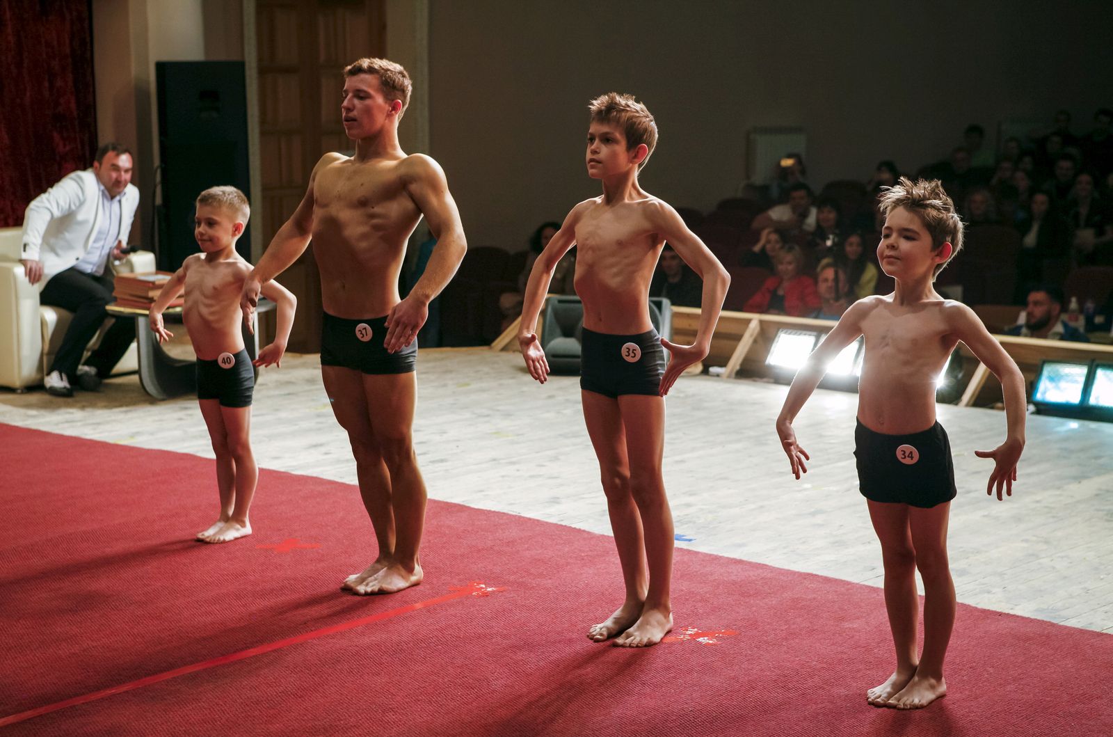 © EDUARD KORNIYENKO - Participants pose during a regional bodybuilding championship in Stavropol, southern Russia, April 10, 2016.