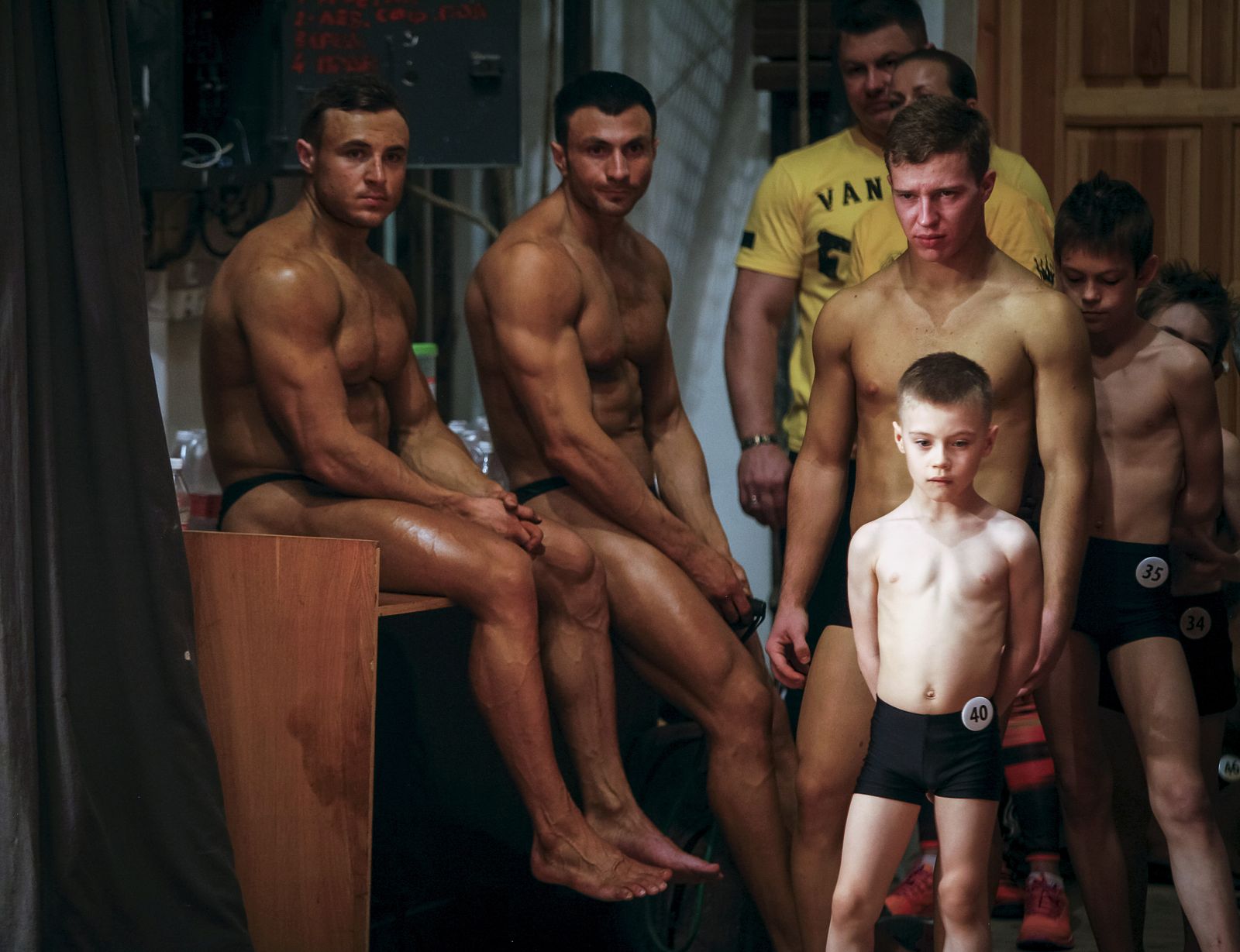 © EDUARD KORNIYENKO - Participants wait backstage during a regional bodybuilding championship in Stavropol, southern Russia, April 10, 2016.