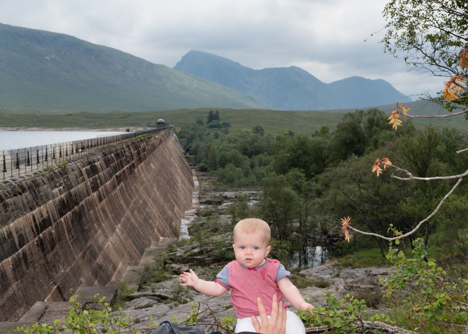 © Linda Forsell - Fanta in front of the Kinlochleven dam.